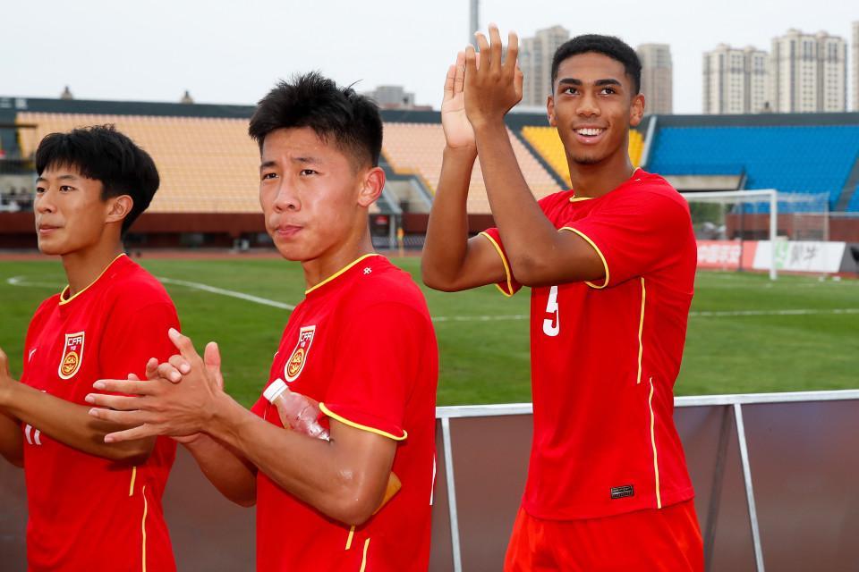 世界杯射手榜-17岁恒大混血中卫加盟中超新军！曾率国少夺东亚杯，不自律被除名