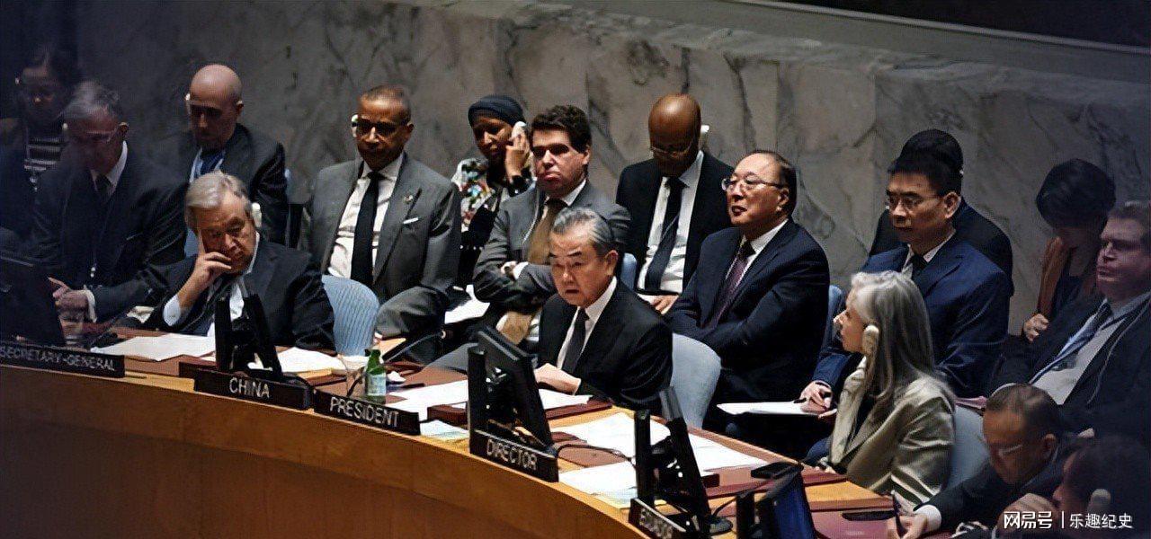 世界杯球员数据-“外交男神”王毅年轻旧照，与妻子罕见同框，岳父曾是周总理秘书